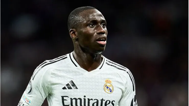 Ferland Mendy, defensor do Real Madrid segue com futuro indefinido no clube e se tornou 3ª opção de Xabi (Foto: Aitor Alcalde/Getty Images)