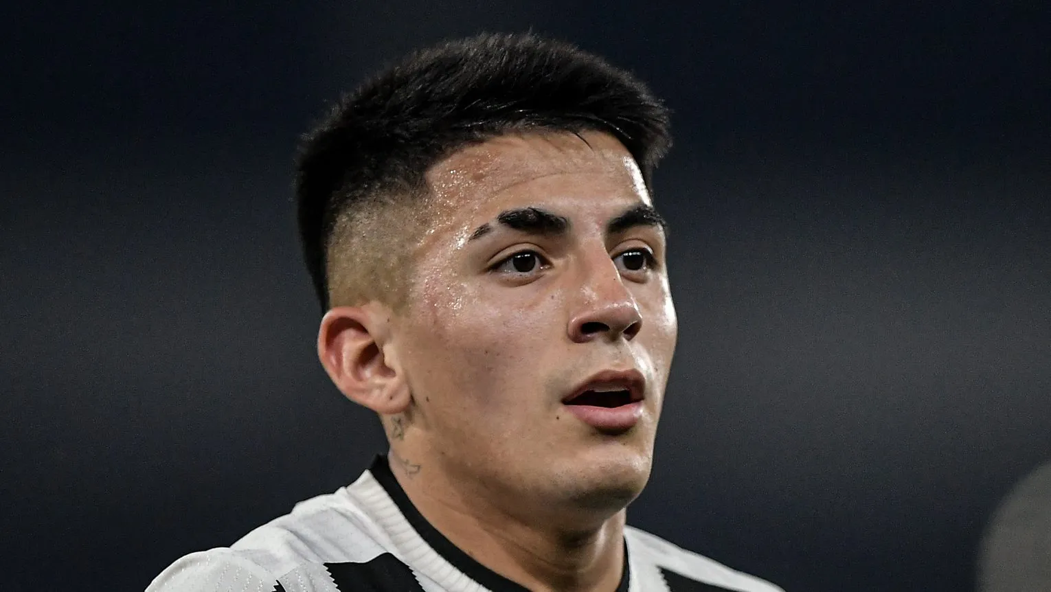Thiago Almada em campo pelo Botafogo – Foto: Thiago Ribeiro/AGIF