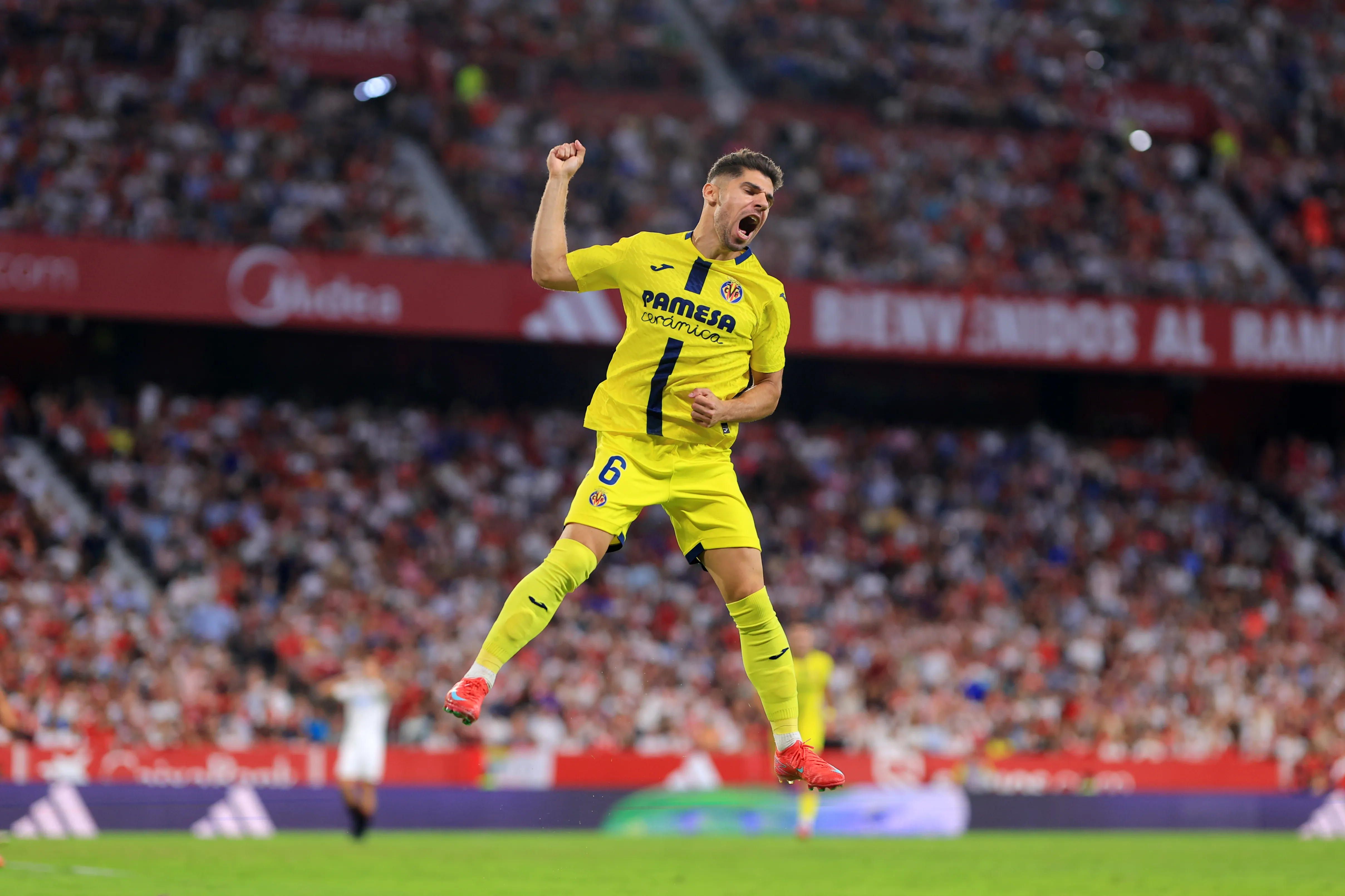 Manor Soloman, jogador do Tottenha, usando camisa amarela e saltando para comemorar. Foto: Fran Santiago/Getty Images