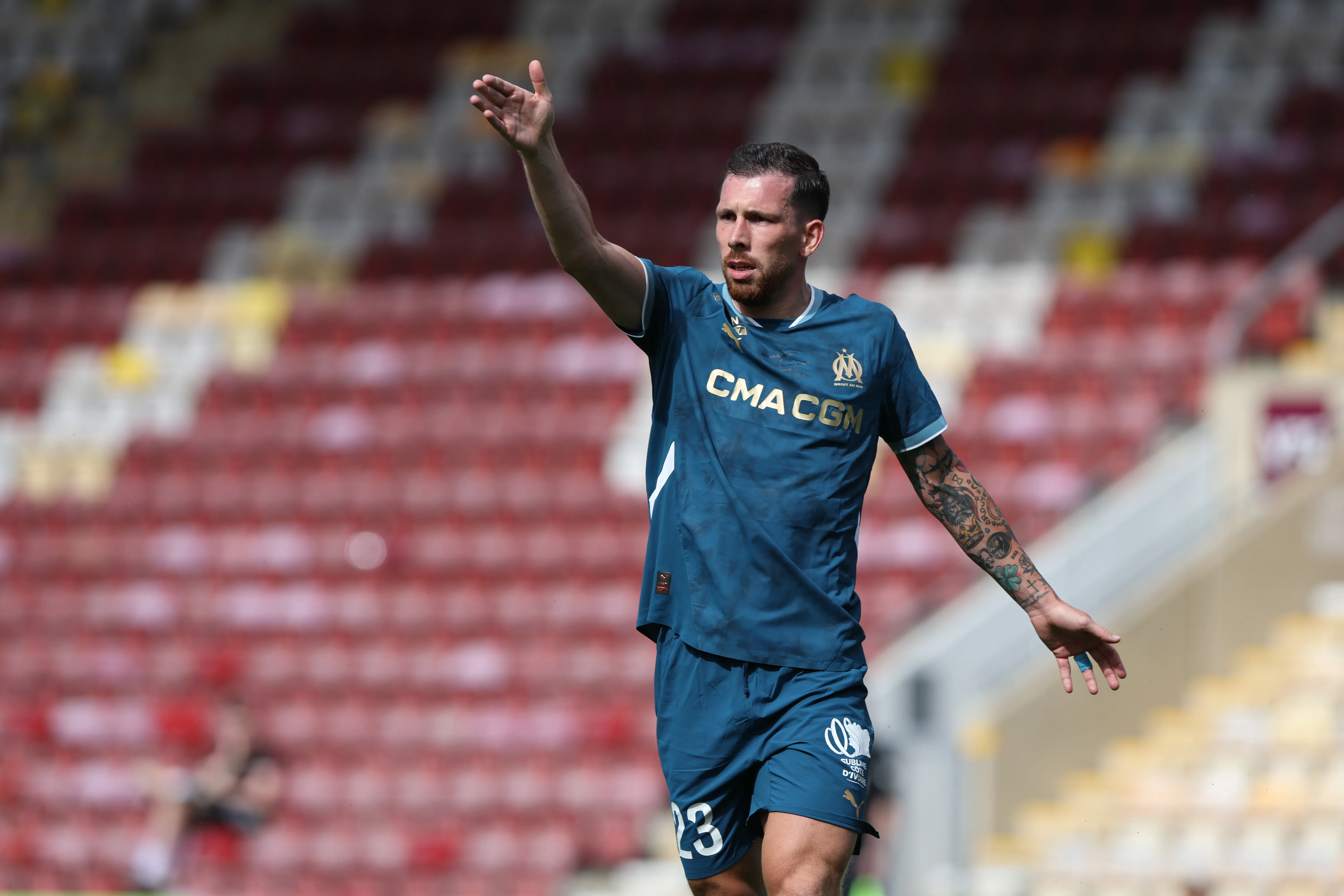Pierre-Emile Hojberg , alvo da Juventus, com camisa azul e braço estendido. Foto: Nigel Roddis/Getty Images
