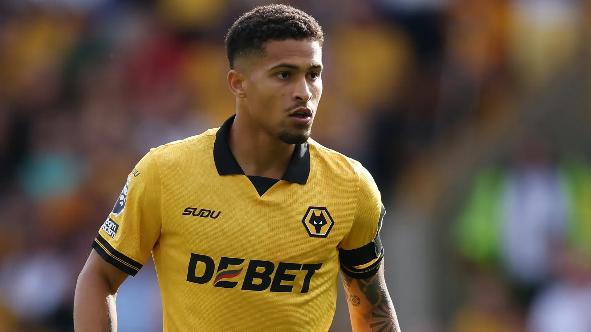 João Gomes aparece concentrado durante a partida do Wolverhampton