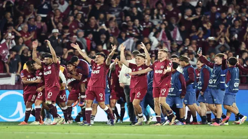 Jogadores do Lanús comemoram com torcedores a ida a final da Copa Sul-Americana - Alejandro Pagni/Getty Images