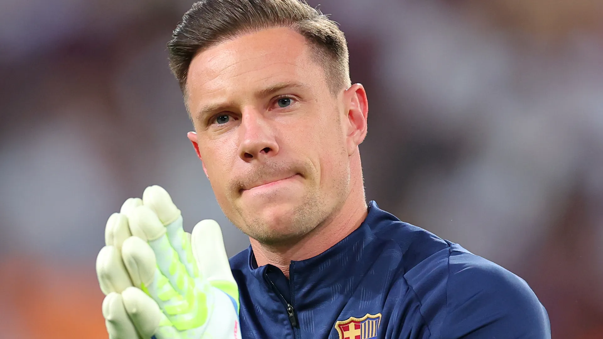 Ter Stegen batendo palmas antes de uma partida do Barcelona