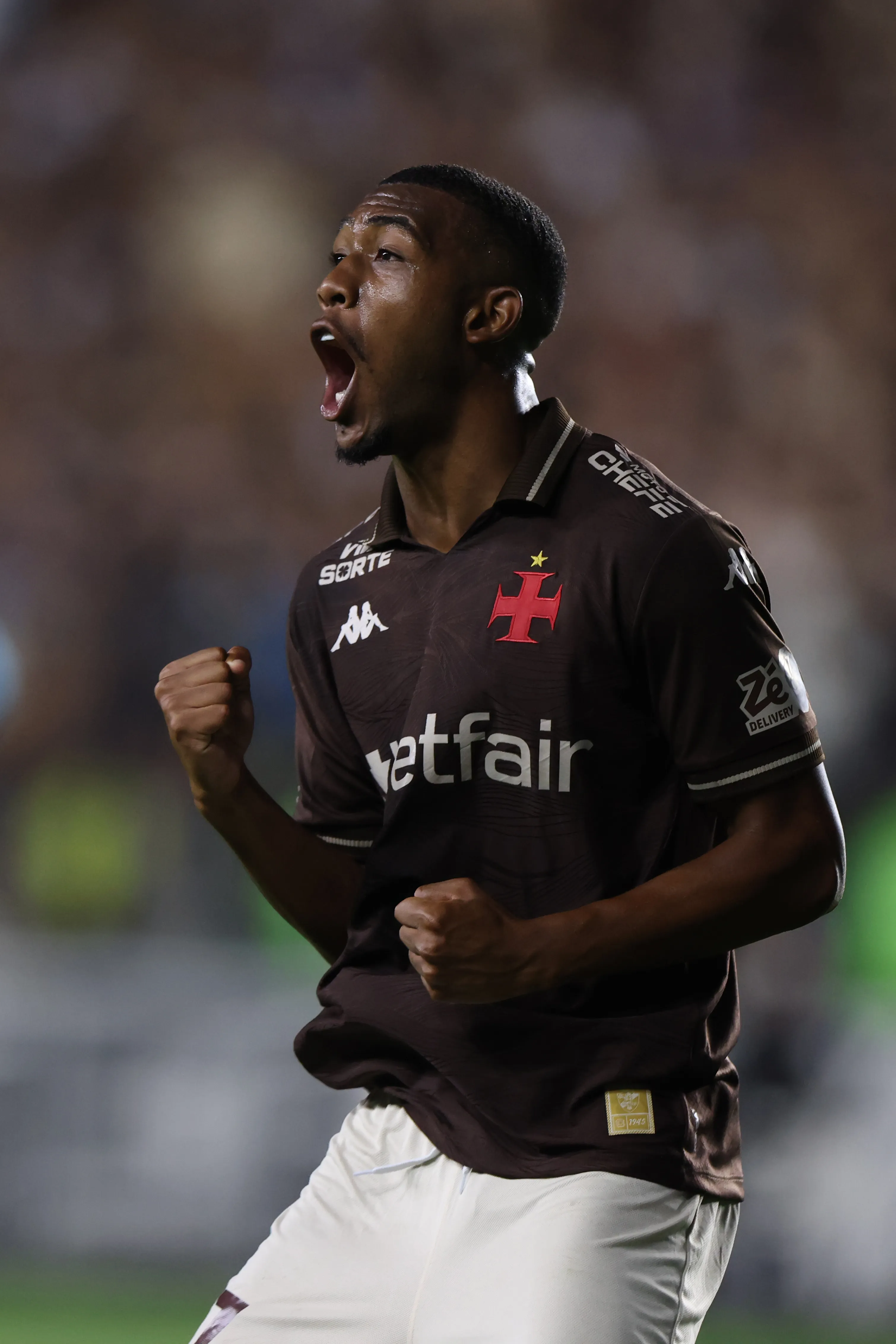 Rayan comemorando gol pelo Vasco. Jogador já foi ligado a diversos clubes ao redor da Europa e agora, o Newcastle entrou em contato com o time carioca para entender a situação, segundo o portal Bolavip Brasil. Por outro lado, o Vasco quer a renovação do jogador, já que a principal ideia é o desenvolvimento do atleta para não correr o risco dele ir à Europa e retornar cedo (Foto: Lucas Figueiredo/Getty Images)