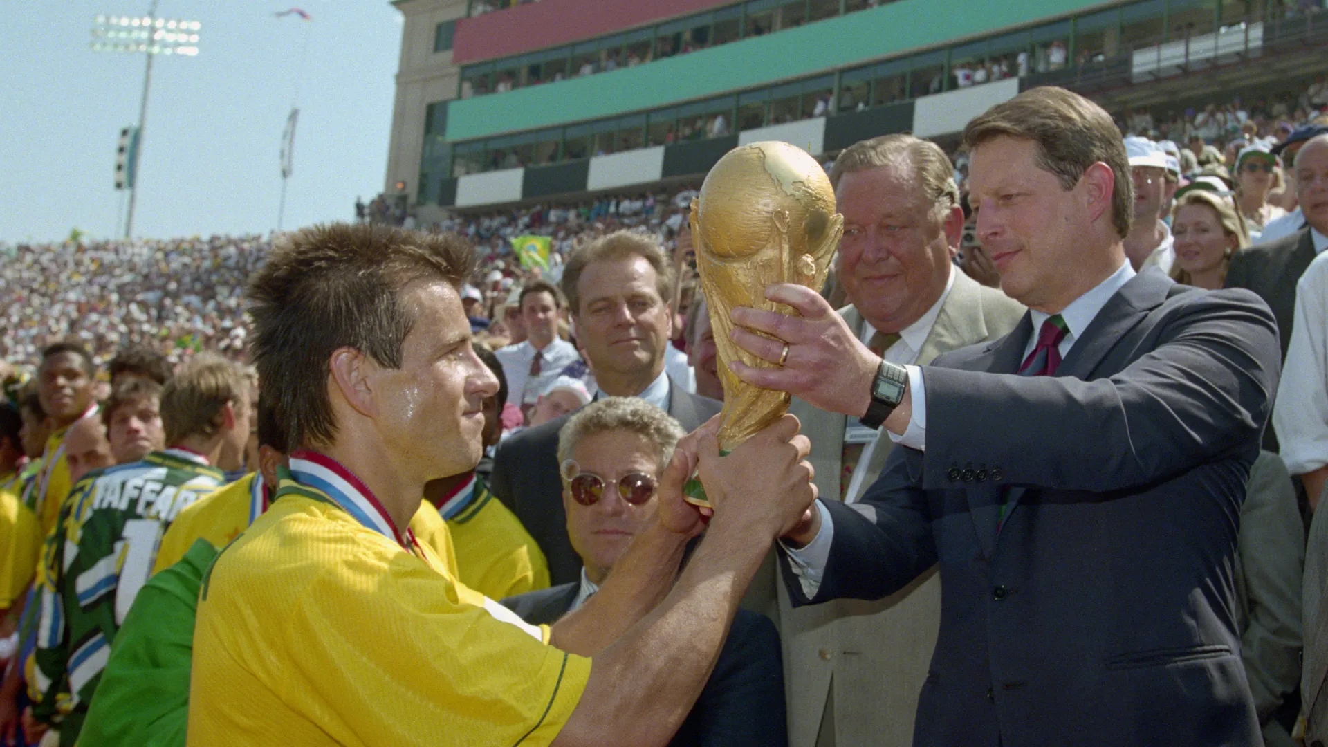 Dunga com o troféu da Copa do Mundo de 1994