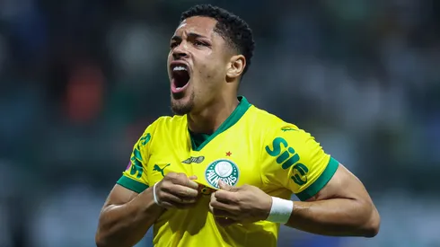 Vitor Roque marca pelo Palmeiras. (Foto: Alexandre Schneider/Getty Images)