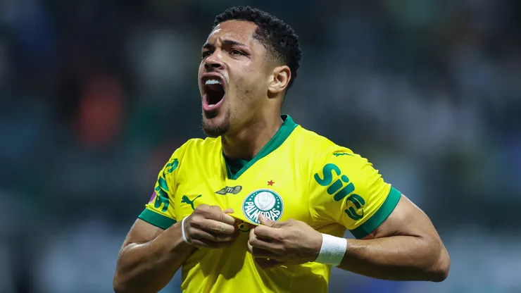 Vitor Roque marca pelo Palmeiras. (Foto: Alexandre Schneider/Getty Images)
