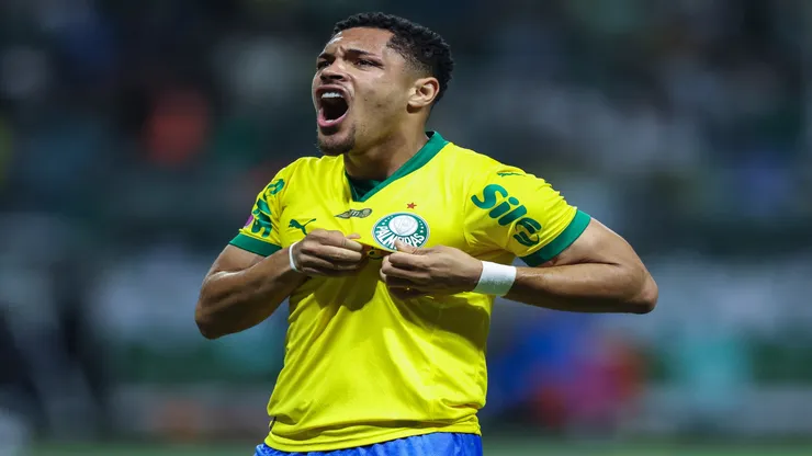 Vitor Roque comemora um dos seus gols pelo Palmeiras - Alexandre Schneider/Getty Images