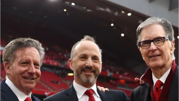 Presidente do Liverpool, presidente do Fenway Sports Group e principal proprietário do Liverpool com troféu da Premier League. Foto: Carl Recine/Getty Images