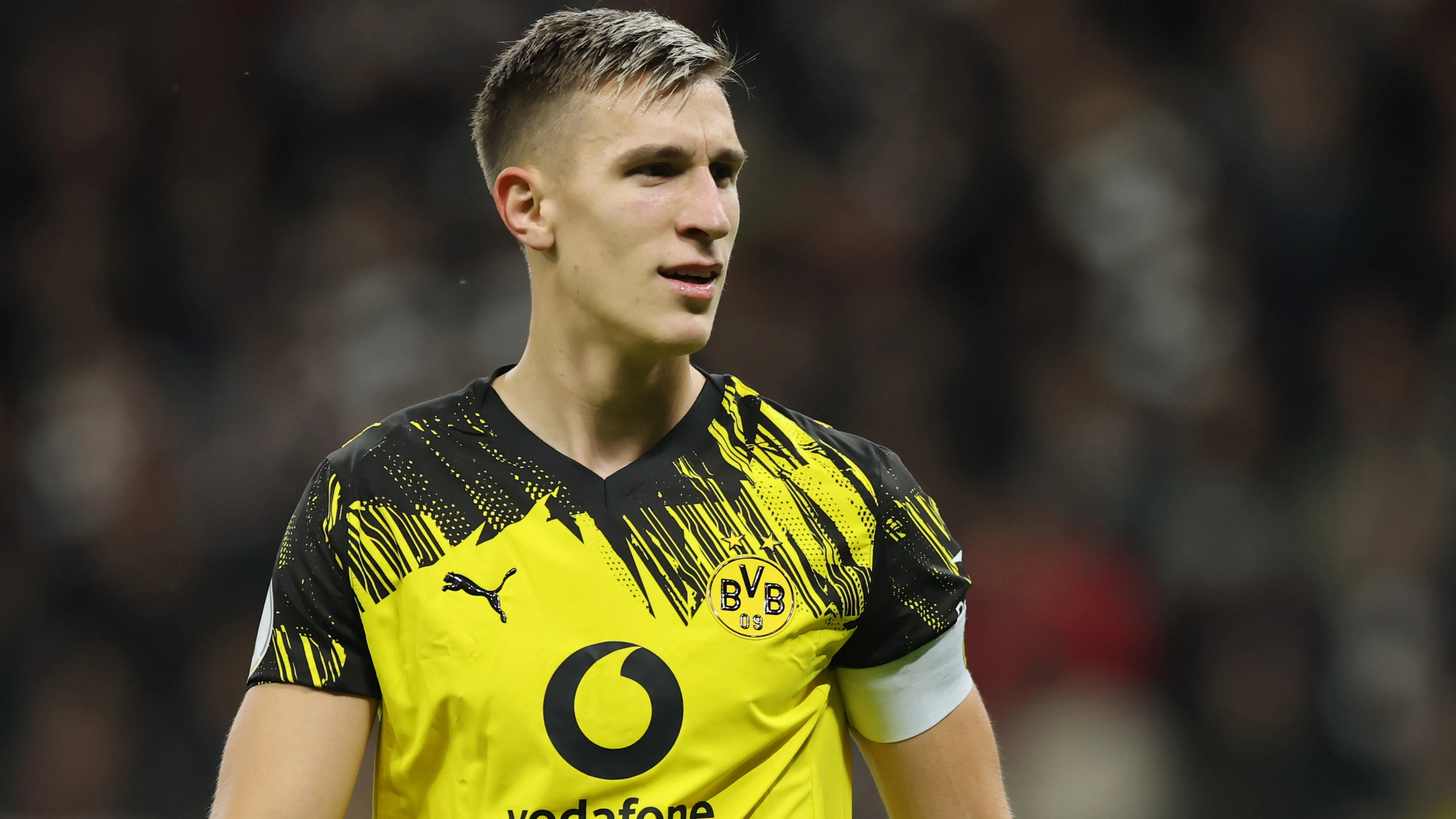 Nico Schlotterbeck em campo com o Borussia Dortmund (Foto: Alex Grimm/Getty Images)