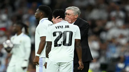 Carlo Ancelotti passa instruções para Vini Jr no Real Madrid - David Ramos/Getty Images