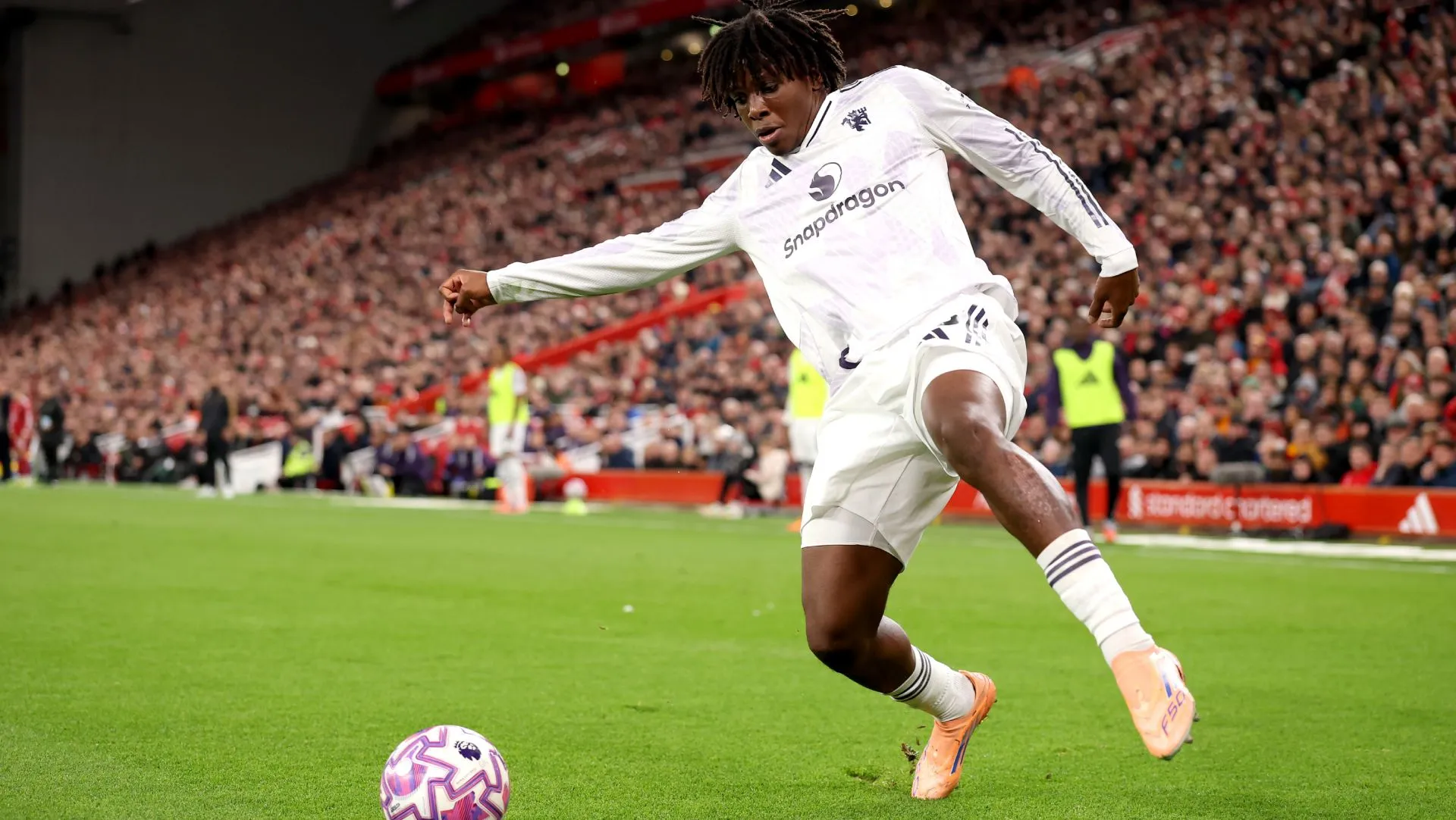 Patrick Dorgu durante partida da Premier League. Foto: Carl Recine/Getty Images