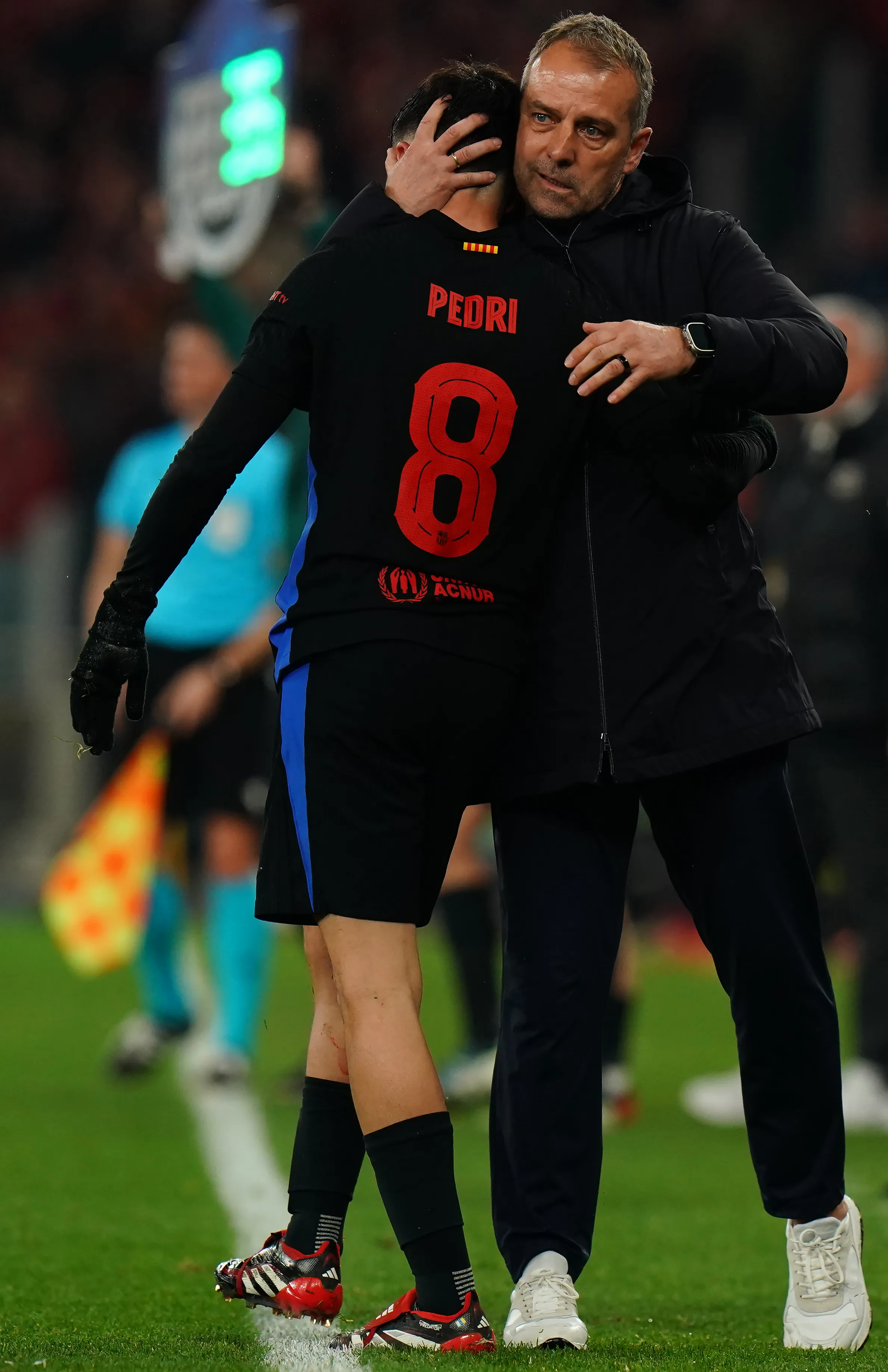 Técnico Hansi Flick com Pedri, pelo Barcelona. Jogador comentou que o temperamento do treinador é bom, mas que é melhor não irritá-lo. (Foto: Gualter Fatia/Getty Images)