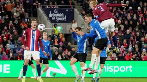 Haaland disputa bola de cabeça no jogo Noruega x Estônia (Marius Nordnes / Nordnes Foto/Getty Images)