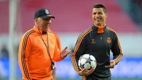 Cristiano Ronaldo e Ancelotti riem durante treino.