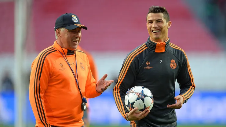 Cristiano Ronaldo e Ancelotti riem durante treino.
