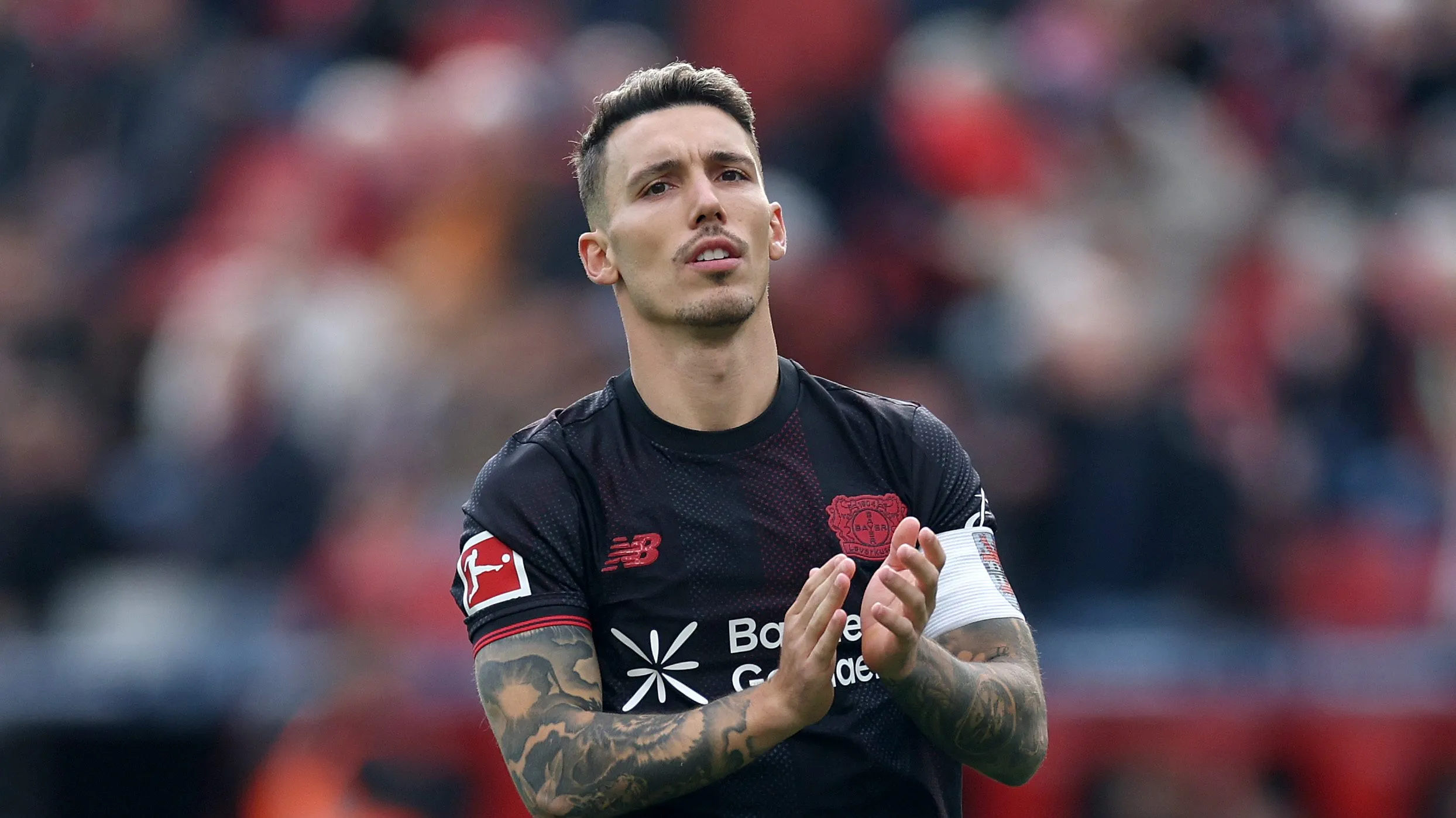Alejandro Grimaldo com a camisa preta do Bayer Leverkusen. Jogador é alvo do Bayern de Munique. Foto: Oliver Hardt/Getty Images