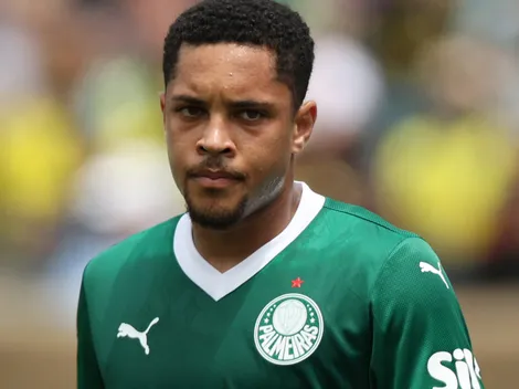 Manchester United esquece Vitor Roque e realiza consulta por Adeyemi