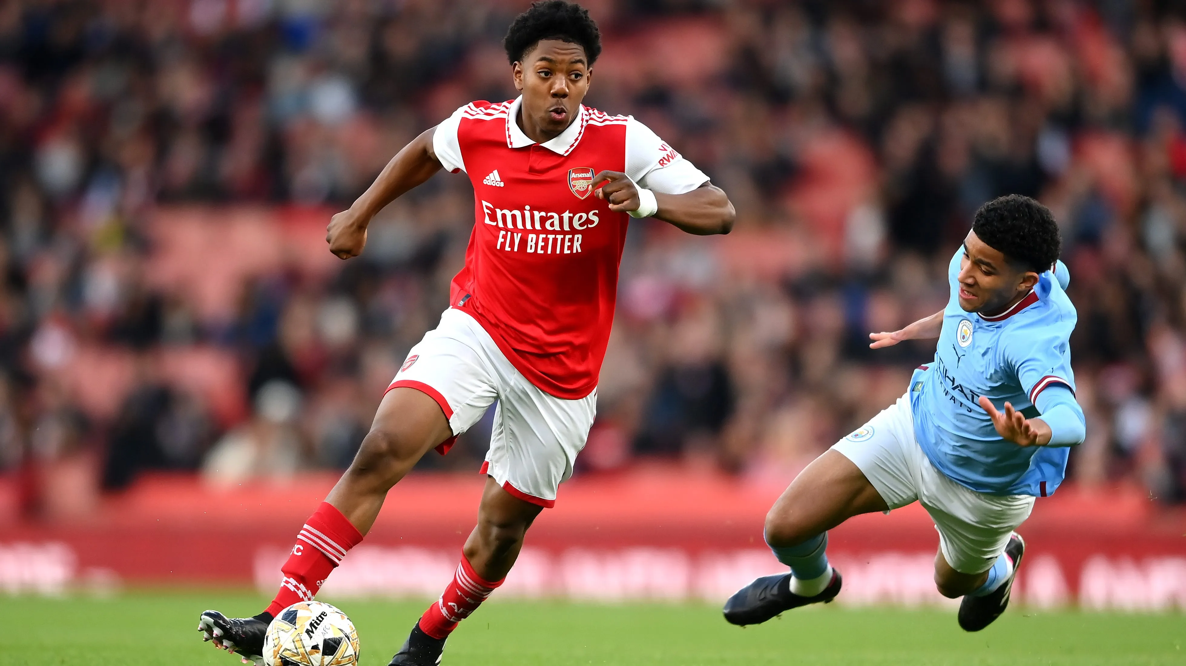 Lewis-Skelly em jogo do Arsenal, usando camisa vermelha. Jogador é alvo do Chelsea. Foto: Alex Davidson/Getty Images