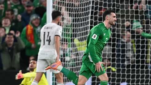 Troy Parrott, da República da Irlanda, comemora após marcar o segundo gol de sua equipe durante a partida das Eliminatórias da Copa do Mundo de 2026 entre República da Irlanda e Portugal, no Aviva Stadium, em 13 de novembro de 2025, em Dublin, Irlanda. (Foto: Charles McQuillan/Getty Images)