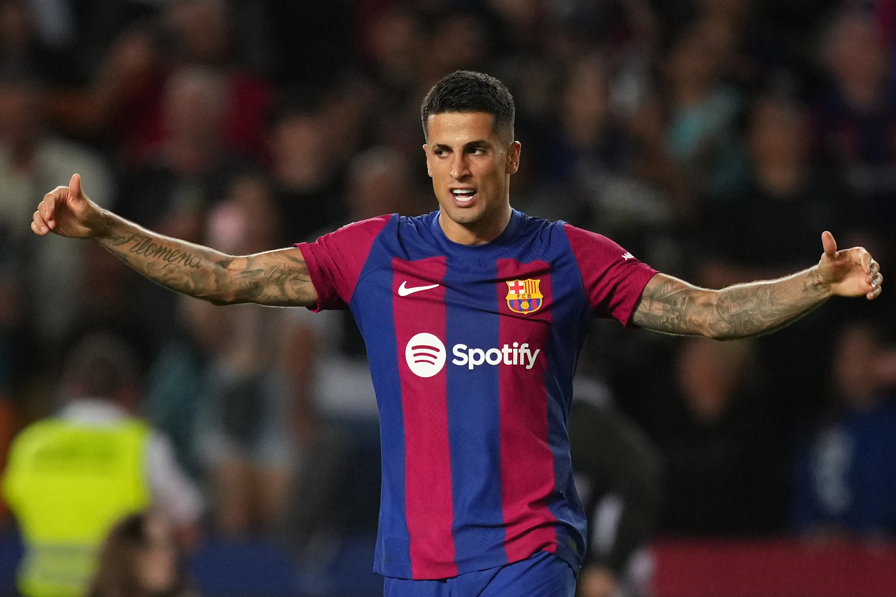 João Cancelo durante a passagem pelo Barcelona (Foto: Alex Caparros/Getty Images)