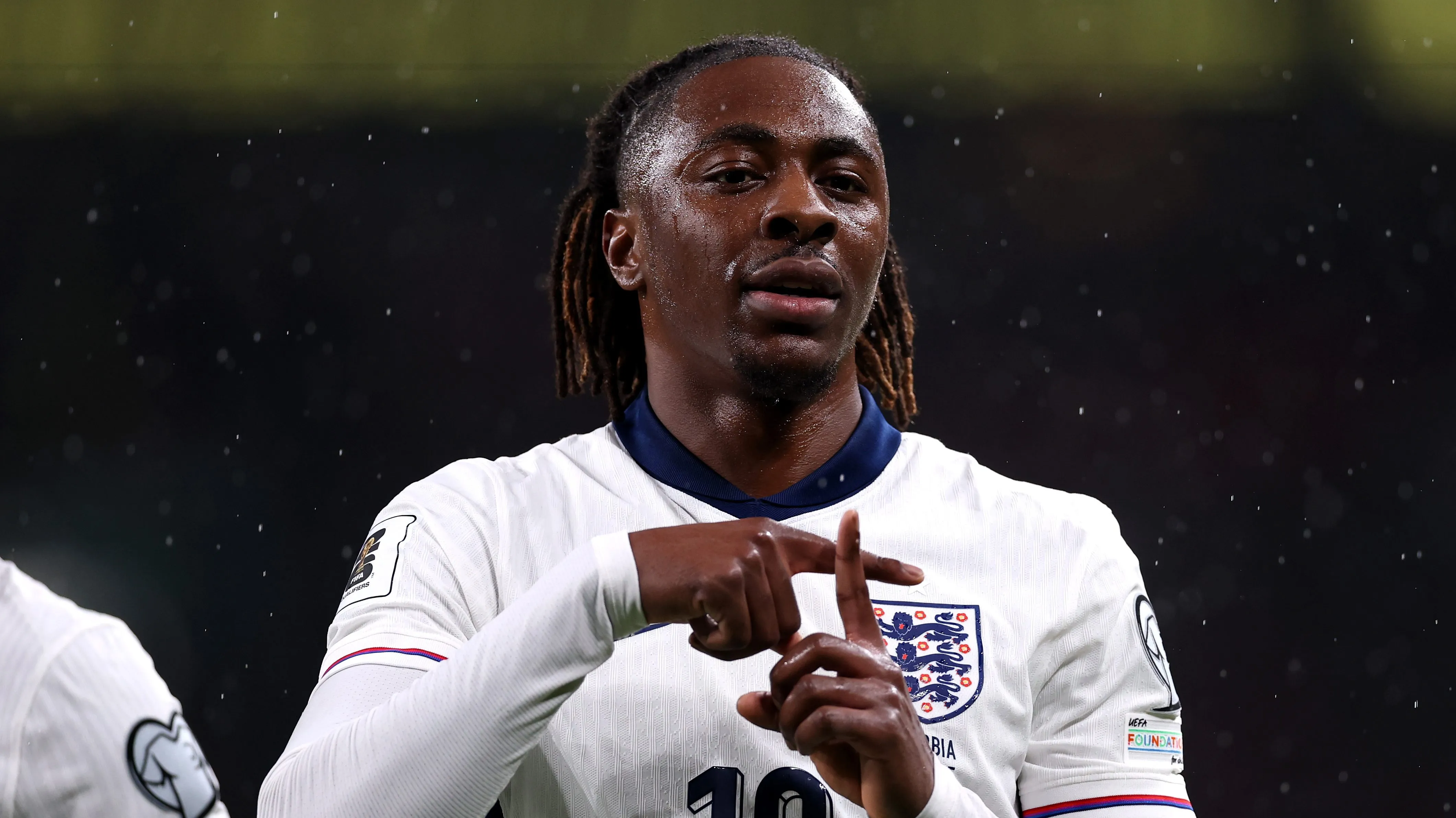 Eberechi Eze em jogo da Inglaterra, com camisa branca e fazendo sinal da cruz com os dedos. Foto: Ryan Pierse/Getty Images