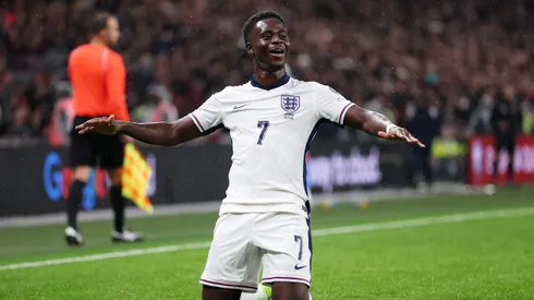 Bukayo Saka marca golaço na vitória da Inglaterra sobre a Sérvia. Foto: Justin Setterfield