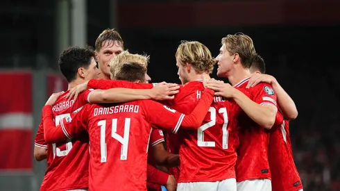 Jogadores da Dinamarca comemoram vitória sobre a Grécia na última rodada: 3 a 1