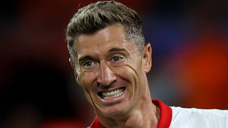 Lewandowski lidera os donos da casa, que precisam vencer para colar nos holandeses, enquanto o time de Koeman tenta manter a invencibilidade e garantir a vaga direta no Mundial. (Foto: Dean Mouhtaropoulos/Getty Images)