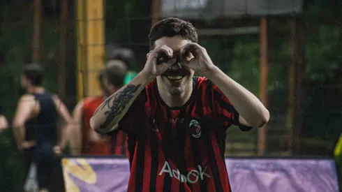 Pedro Serrano comemora um dos seus três gols na vitória sobre a WMCCANN