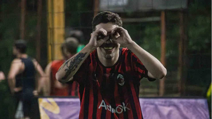 Pedro Serrano comemora um dos seus três gols na vitória sobre a WMCCANN