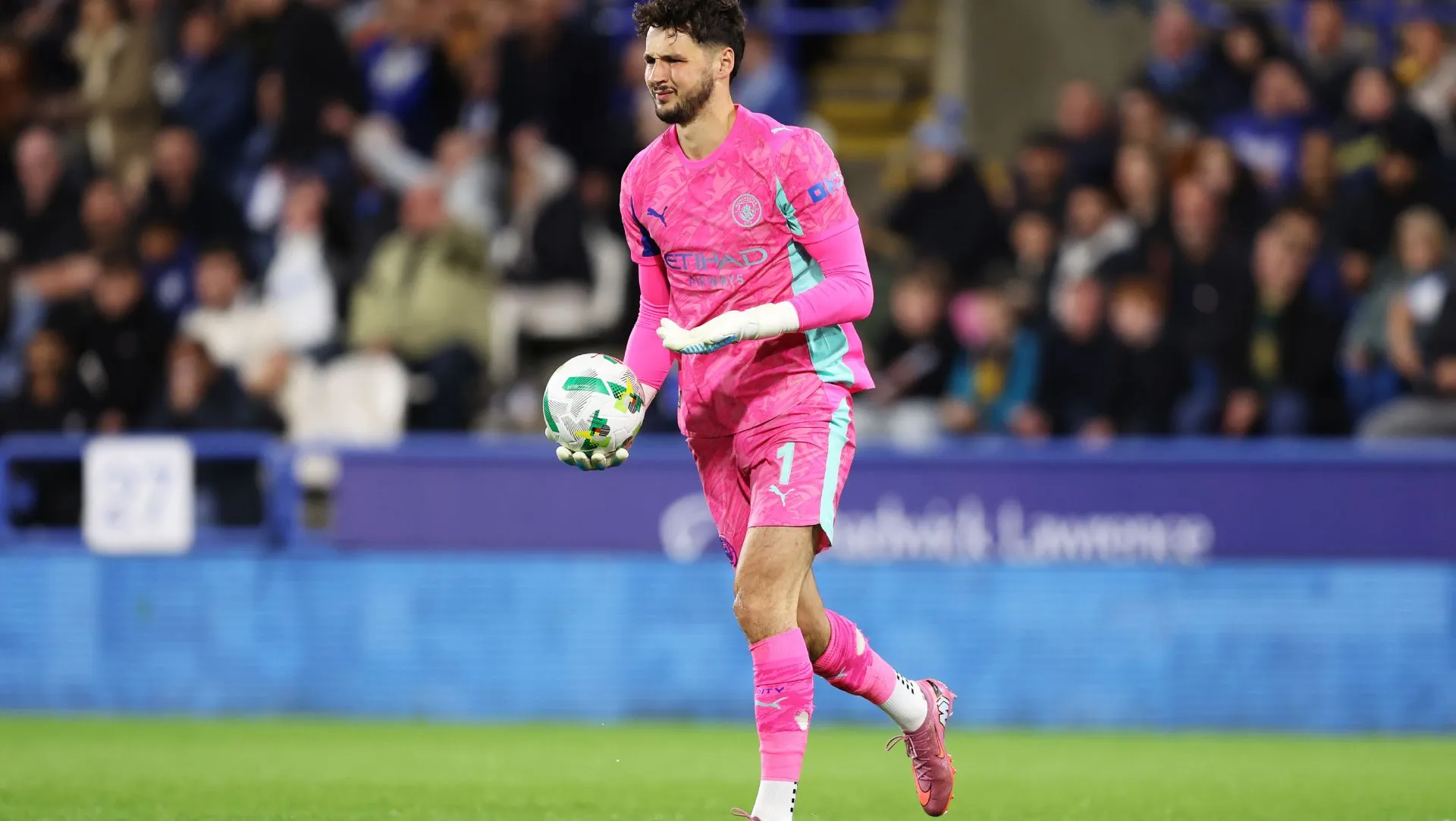 James Trafford reage durante partida da Carabao Cup. Foto: Matt McNulty/Getty Images