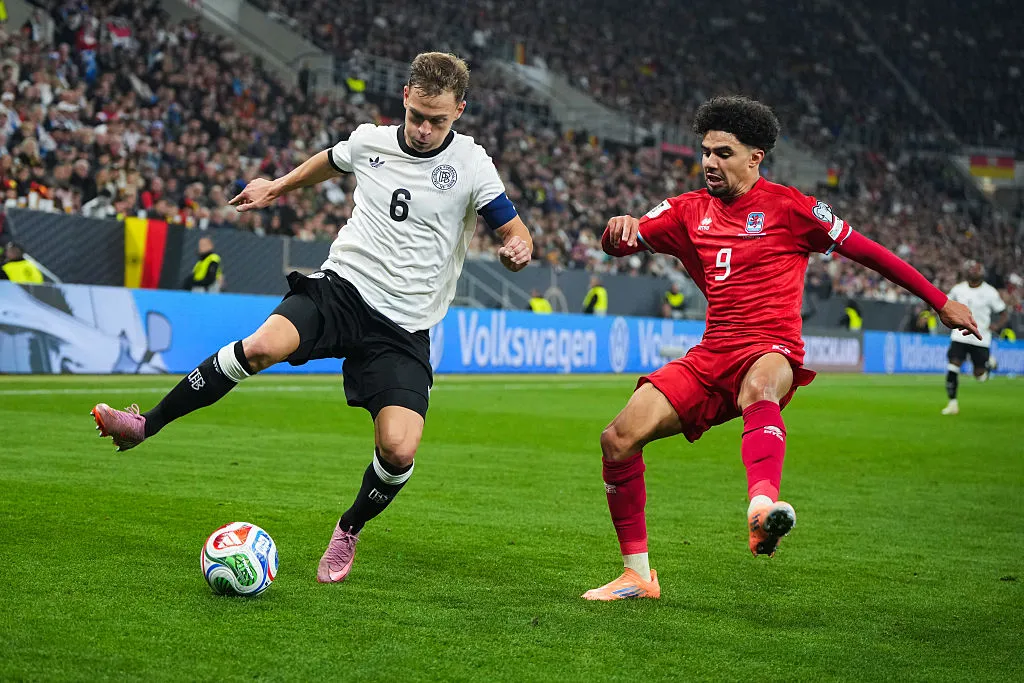 Joshua Kimmich da Alemanha desafia Aiman ​​​​Dardari de Luxemburgo durante a partida de qualificação para a Copa do Mundo FIFA 2026 entre Alemanha e Luxemburgo na PreZero-Arena em 10 de outubro de 2025 em Sinsheim, Alemanha. (Foto de Pau Barrena/Getty Images)