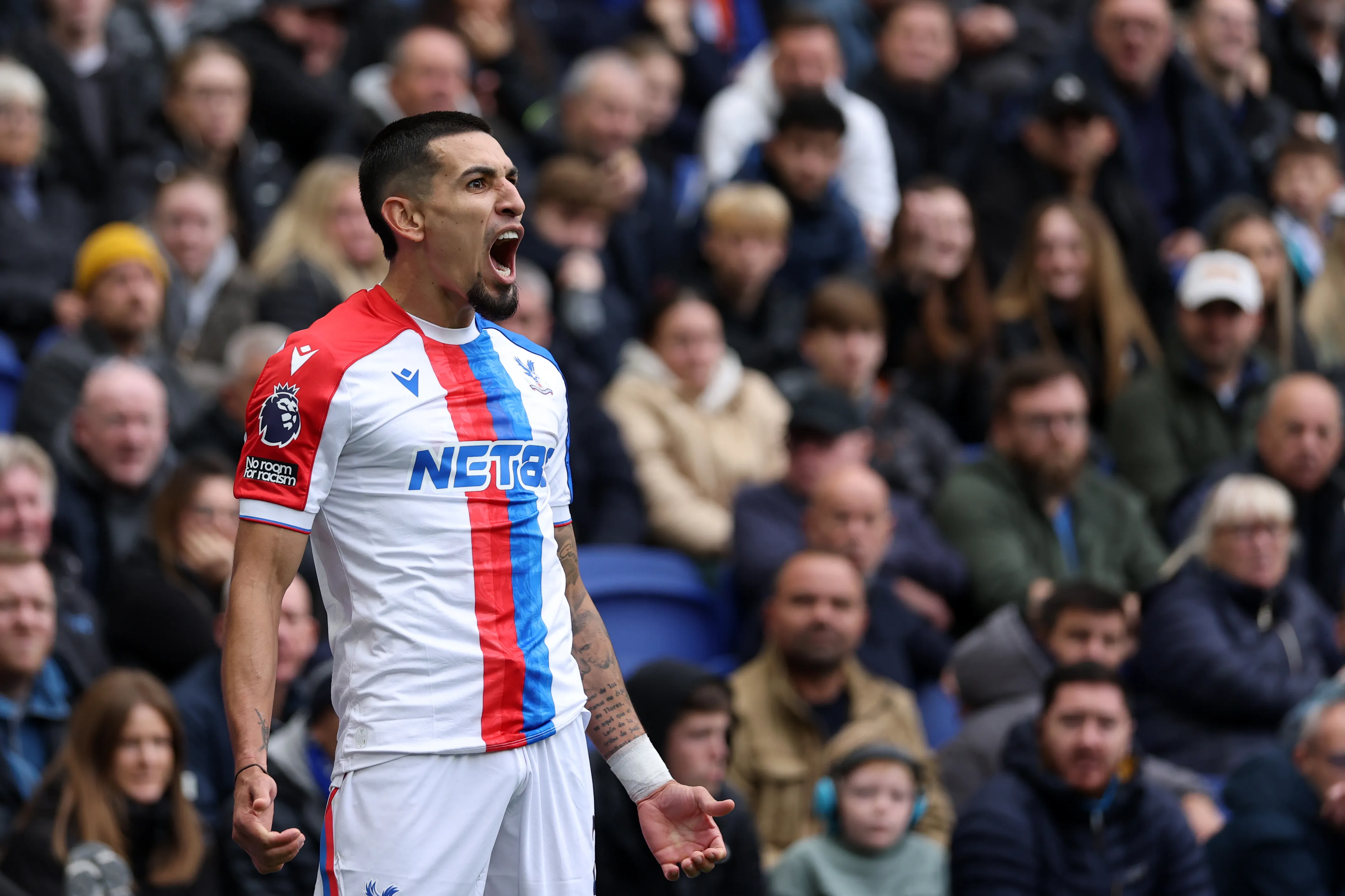 Segundo o CaughtOffside, o Barcelona estaria na briga com o Chelsea por Daniel Muñoz, do Crystal Palace, da Premier League. Até aqui, o lateral-direito de 29 anos marcou dois gols e duas assistências. (Foto: Carl Recine/Getty Images)