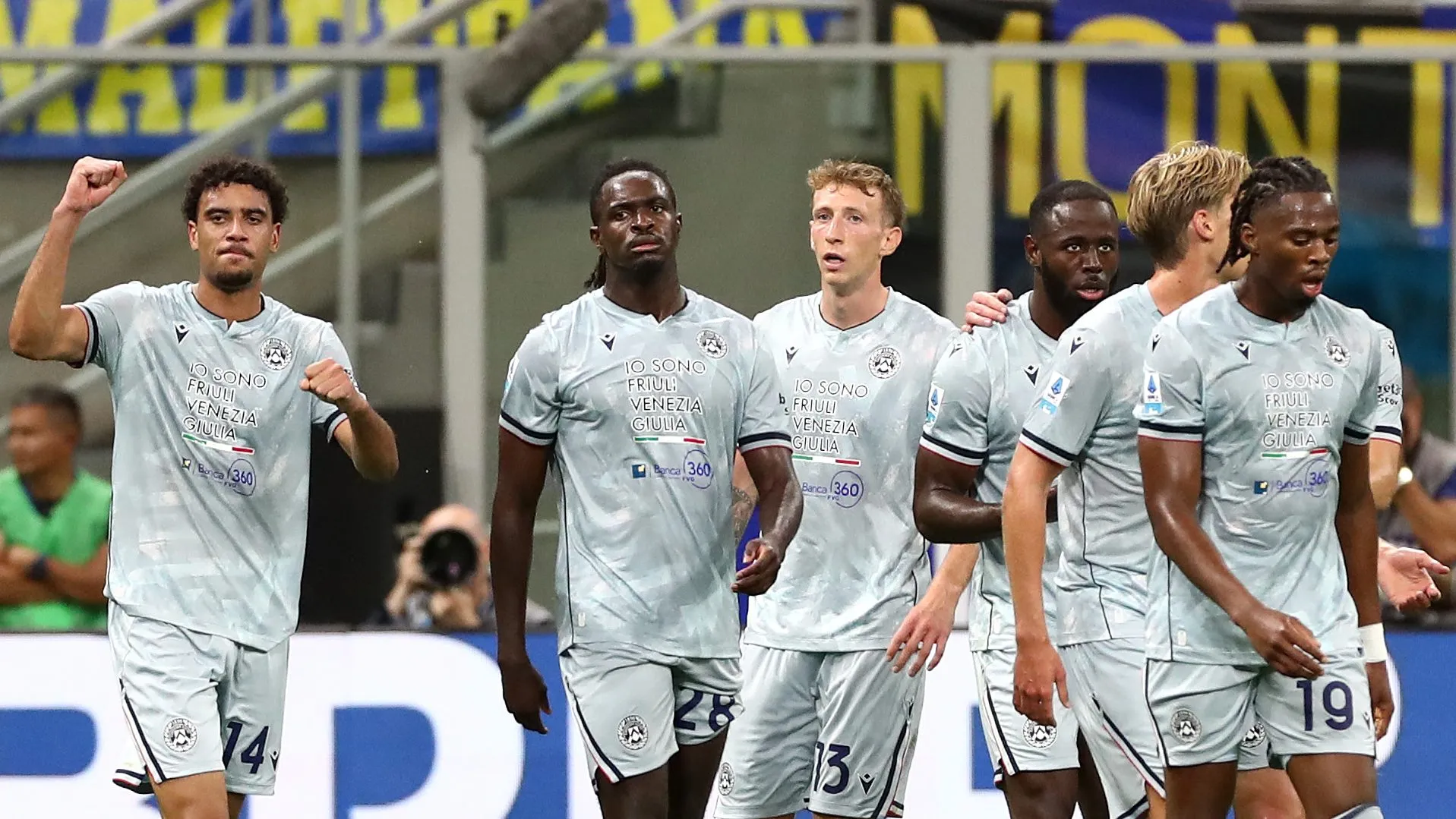 Arthur Atta, do Udinese, comemora o segundo gol da sua equipe durante a partida da Série A entre FC Internazionale e Udinese Calcio, no Estádio Giuseppe Meazza, em 31 de agosto de 2025, em Milão, Itália. (Foto de Marco Luzzani/Getty Images)