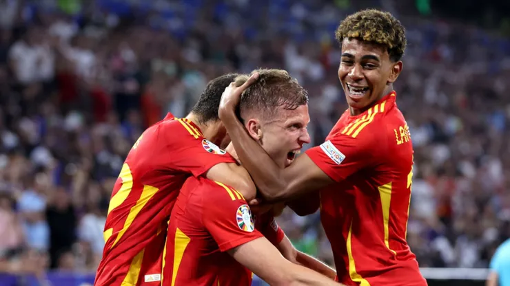 Lamine Yamal e Dani Olmo pela Seleção da Espanha.