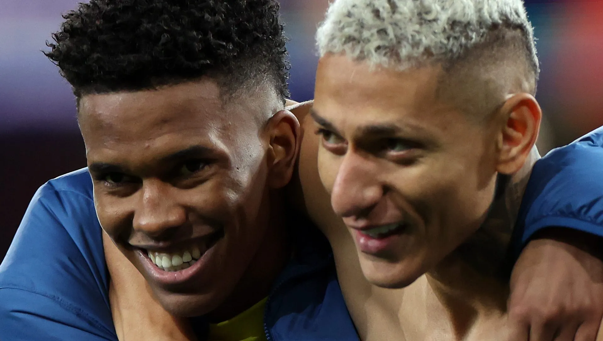 Estêvão abraçado com Richarlison após vitória do Brasil sobre Senegal