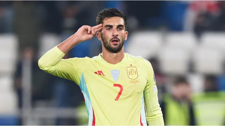 Ferran Torres assumiu a lendária camisa 7 da Espanha e, com gols decisivos e evolução tática contínua, transformou o número histórico em símbolo de uma nova fase na Roja. (Foto: Divulgação / Twitter Selección Española Masculina de Fútbo)
