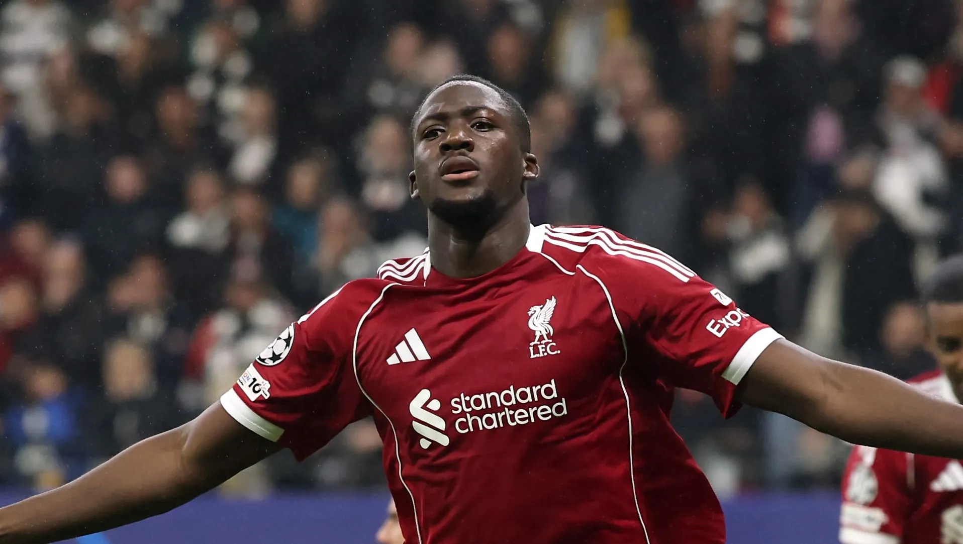 Konaté comemorando um gol com a camisa vermelha do Liverpool de braços abertos