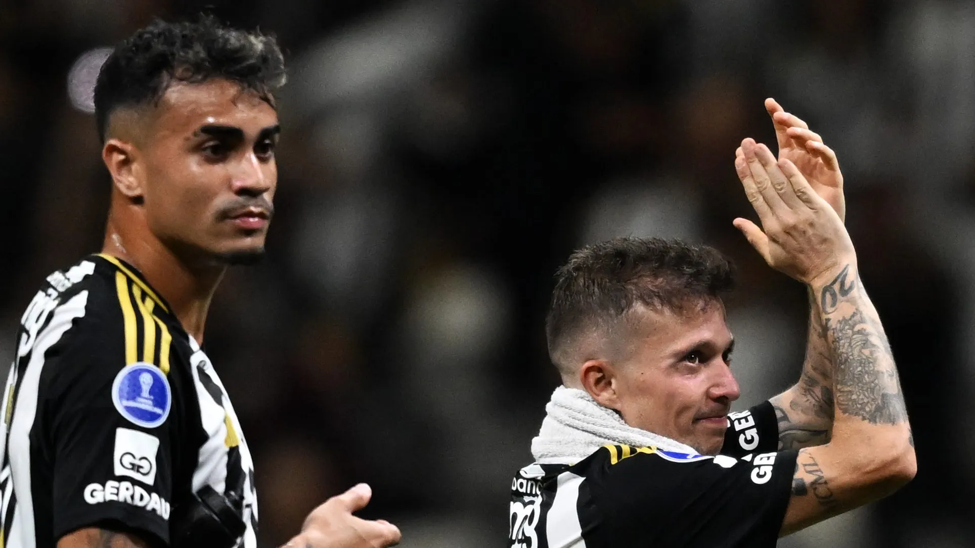 Bernard, do Atlético Mineiro, e seus companheiros comemoram após vencerem o jogo de volta da semifinal da Copa CONMEBOL Sul-Americana 2025 entre Atlético Mineiro e Independiente del Valle, na Arena MRV, em 28 de outubro de 2025, em Belo Horizonte, Brasil. (Foto: Pedro Vilela/Getty Images)