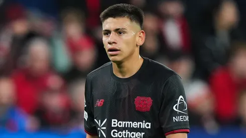Echeverri durante partida com a camisa do Bayer Leverkusen(Foto: Pau Barrena/Getty Images)