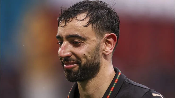 Bruno Fernandes supera Foden depois de anotar três gols. Foto: Carlos Rodrigues/Getty Images