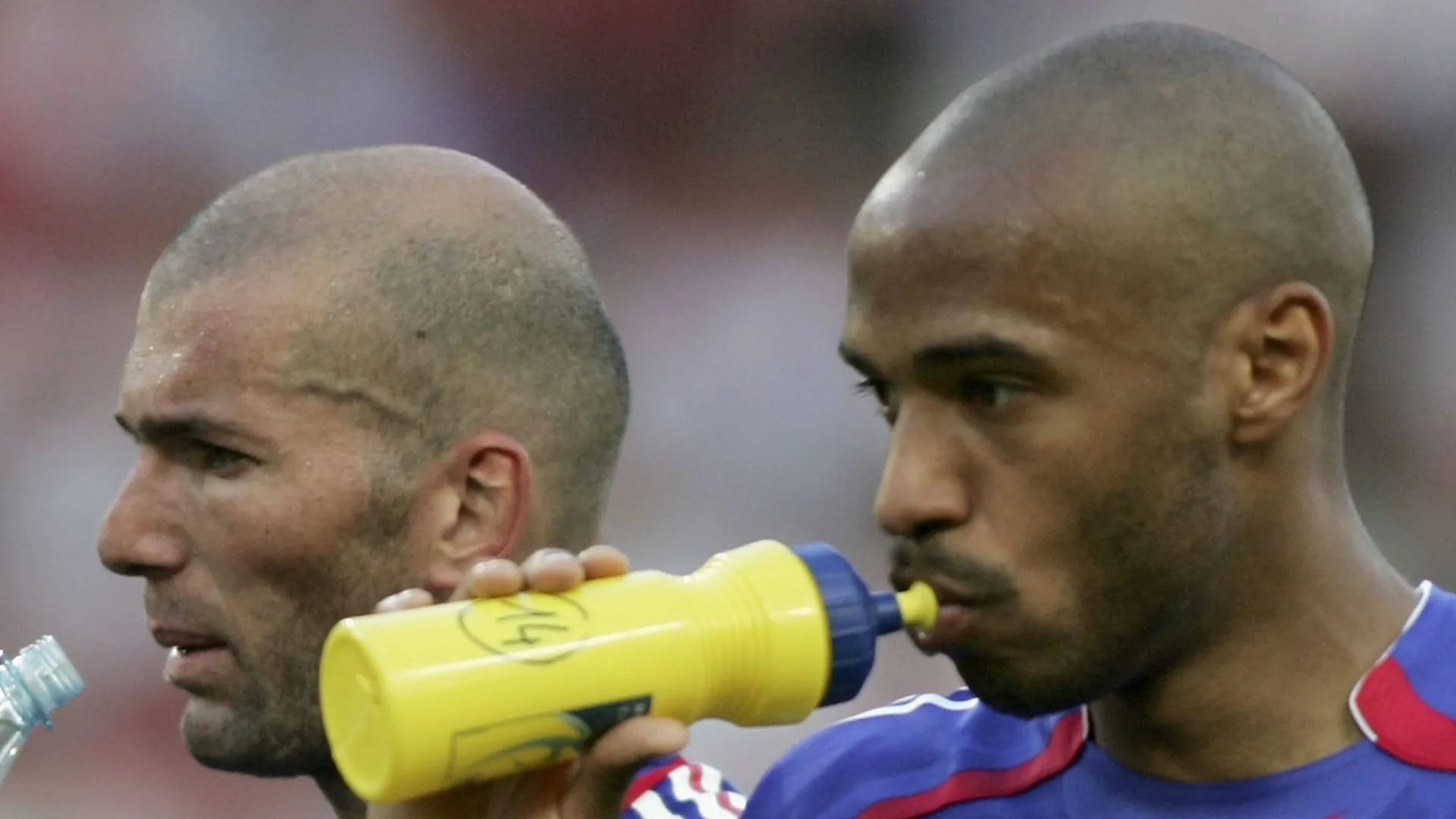 Um abatido duo formado por Thierry Henry (D) e Zinedine Zidane (E), da França, toma um gole após o empate em 0 a 0 da equipe com a Suíça na partida do Grupo G da Copa do Mundo FIFA Alemanha 2006, disputada no Estádio Gottlieb-Daimler, em 13 de junho de 2006, em Stuttgart, Alemanha. (Foto: Ben Radford/Getty Images)