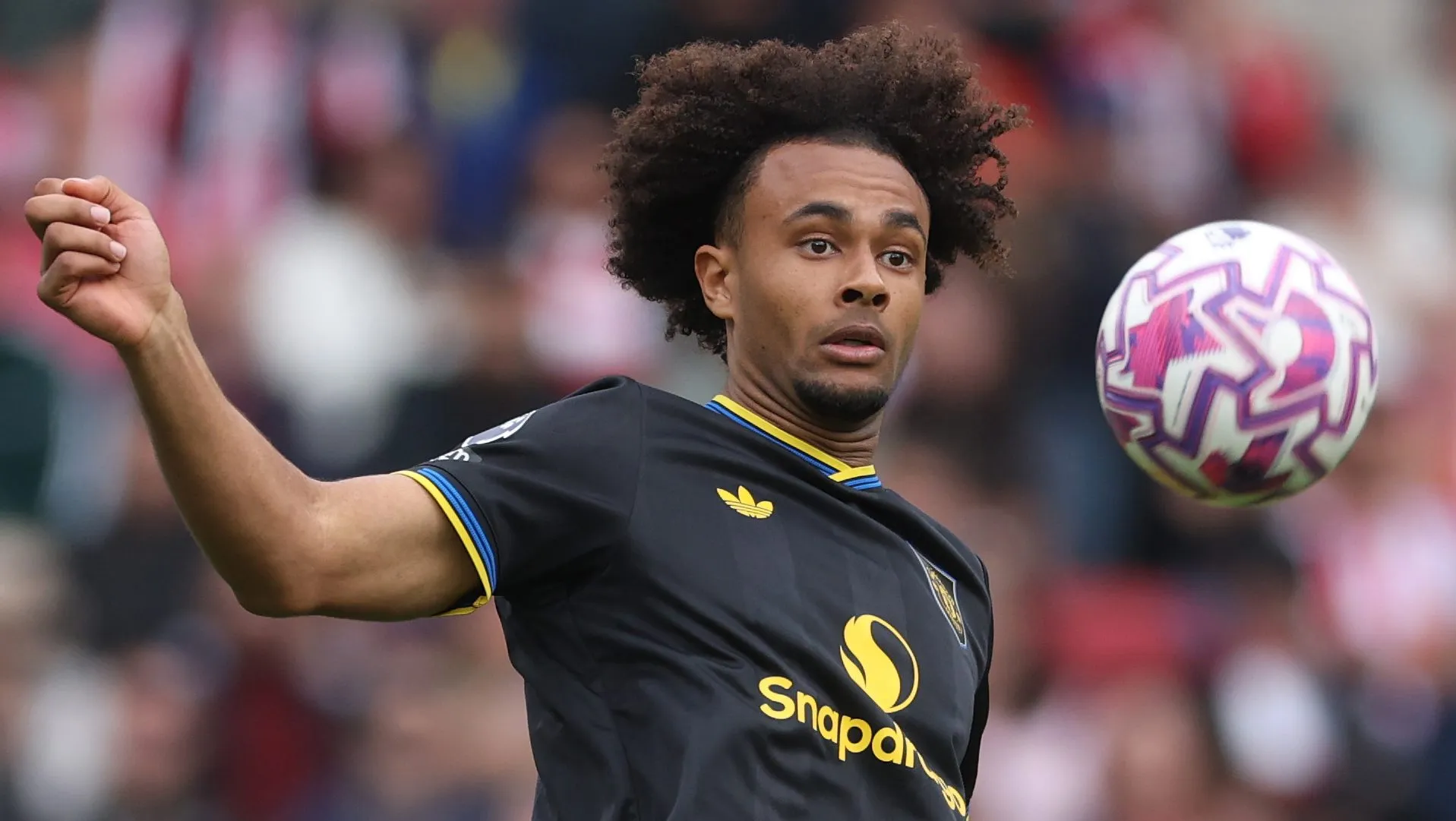 Zirkzee em campo com a camisa preta em detalhes amarelos do Manchester United (Photo by Richard Pelham/Getty Images)