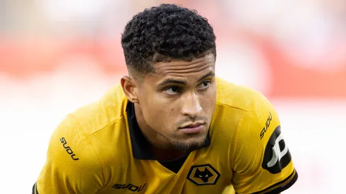 Manchester United tem interesse em João Gomes, do Wolverhampton, que não deve liberar o brasileiro em janeiro (Foto: Judit Cartiel/Getty Images)