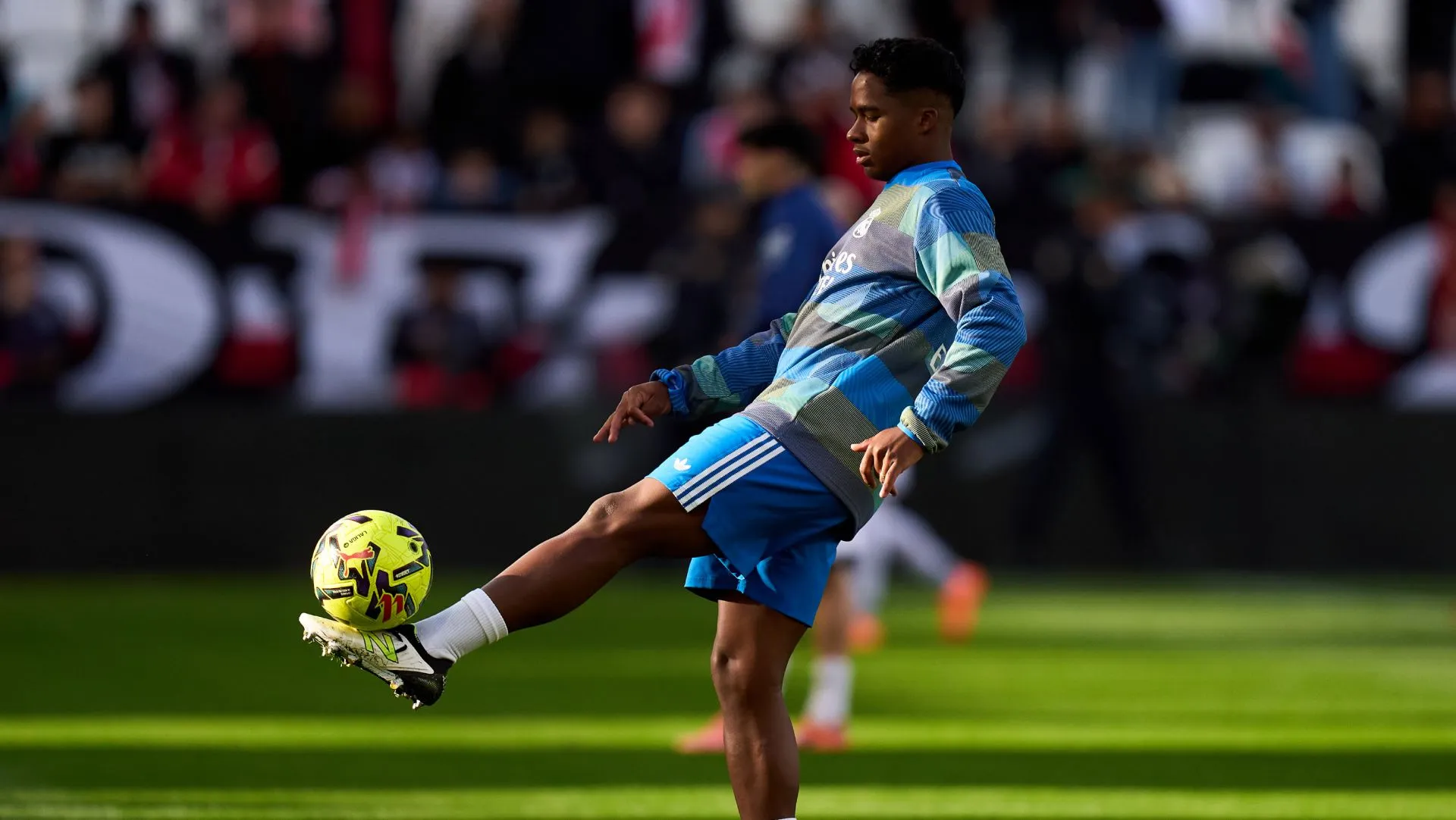 Endrick se aquece antes da partida da LaLiga. Foto: Angel Martinez/Getty Images)