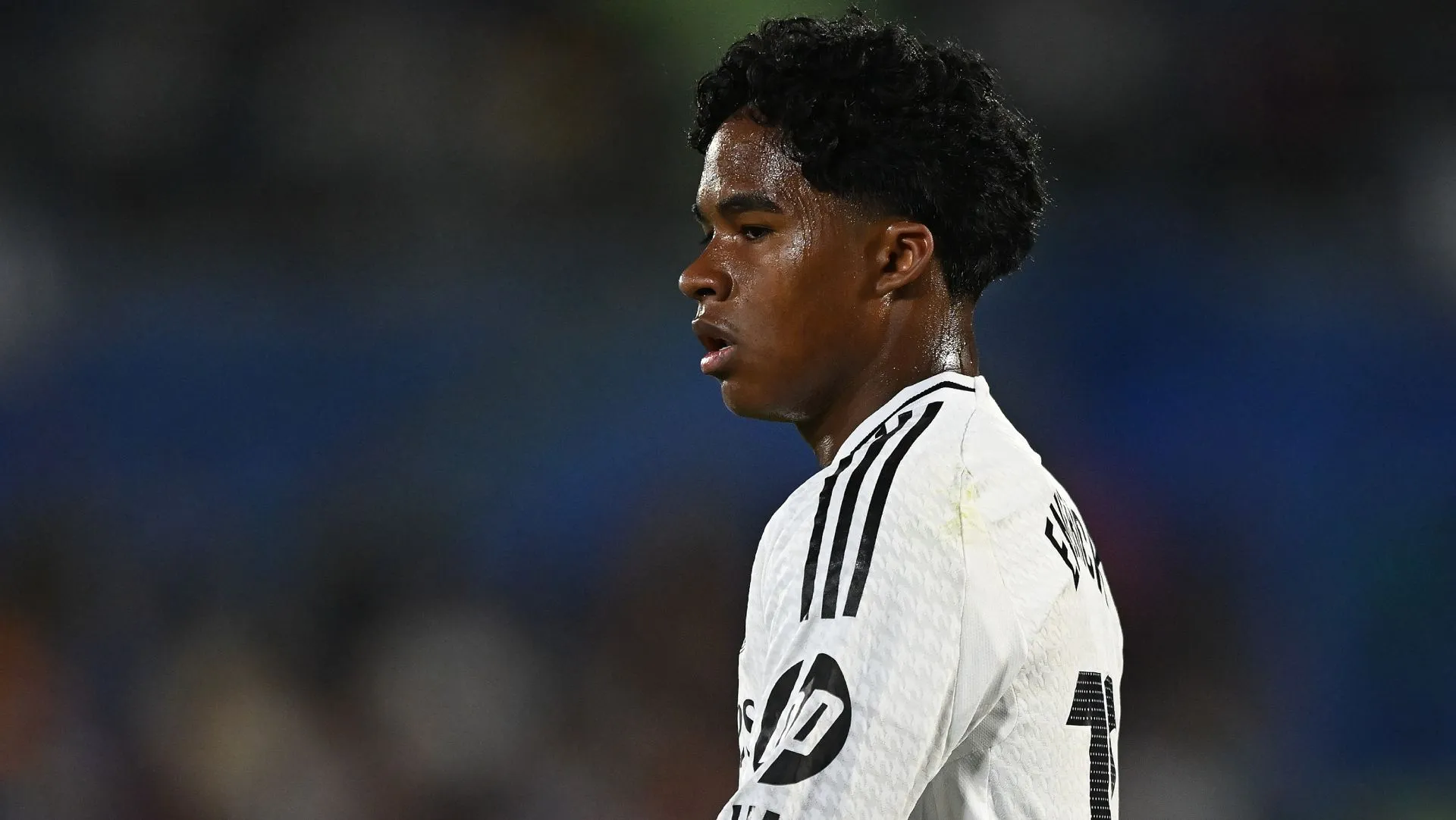 Endrick, de perfil, durante partida do Real Madrid. Foto: Denis Doyle/Getty Images