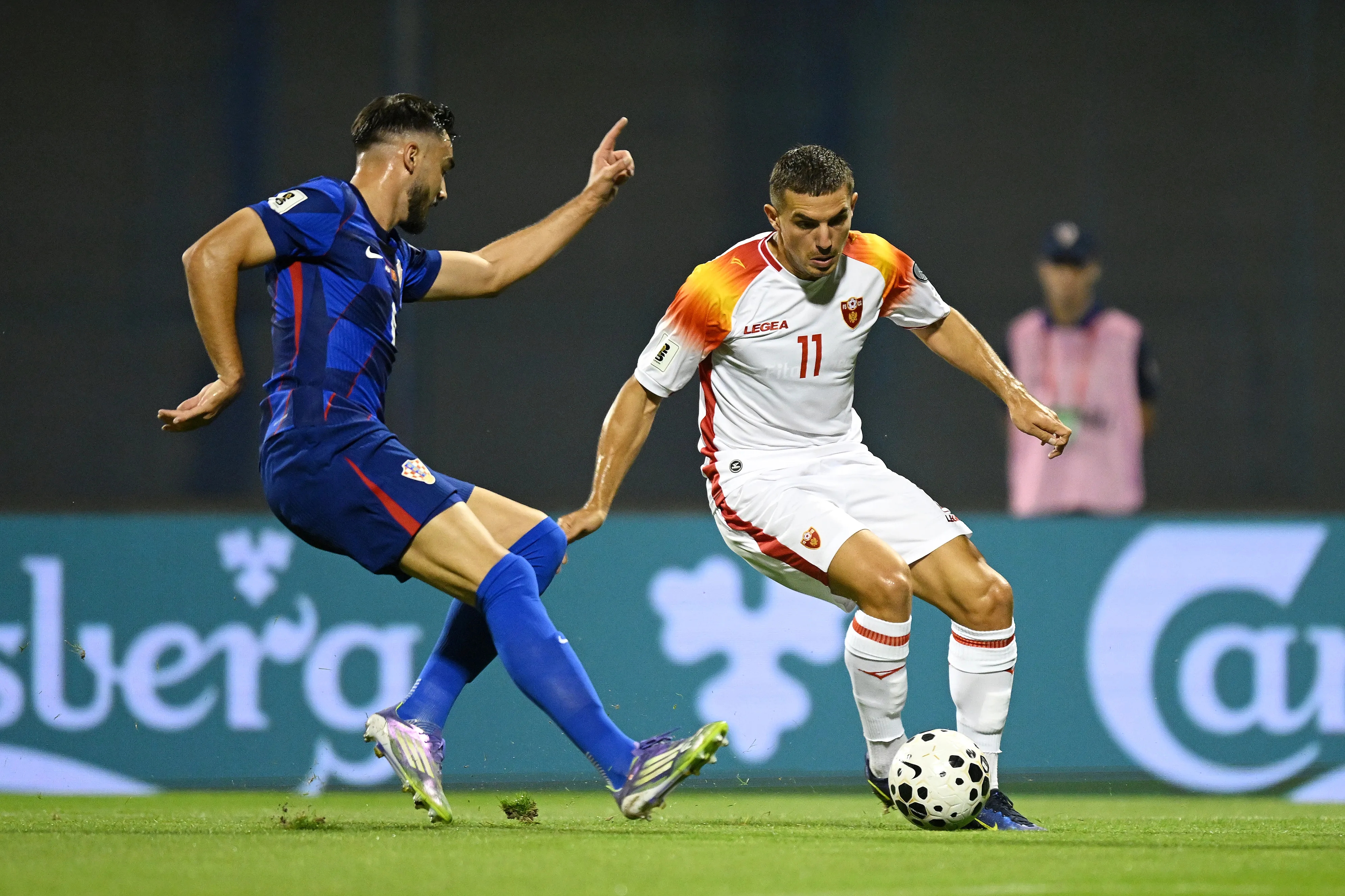 Josip Sutalo e Nikola Krstovic em disputa de bola durante jogo entre Montenegro x Croácia (Foto: Jurij Kodrun/Getty Images)