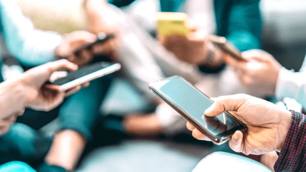 Para escolher os melhores apps de apostas, avaliamos recursos como segurança, facilidade de uso, variedade de modalidades e percado de apostas, otimização e mais. Créditos: Istock.