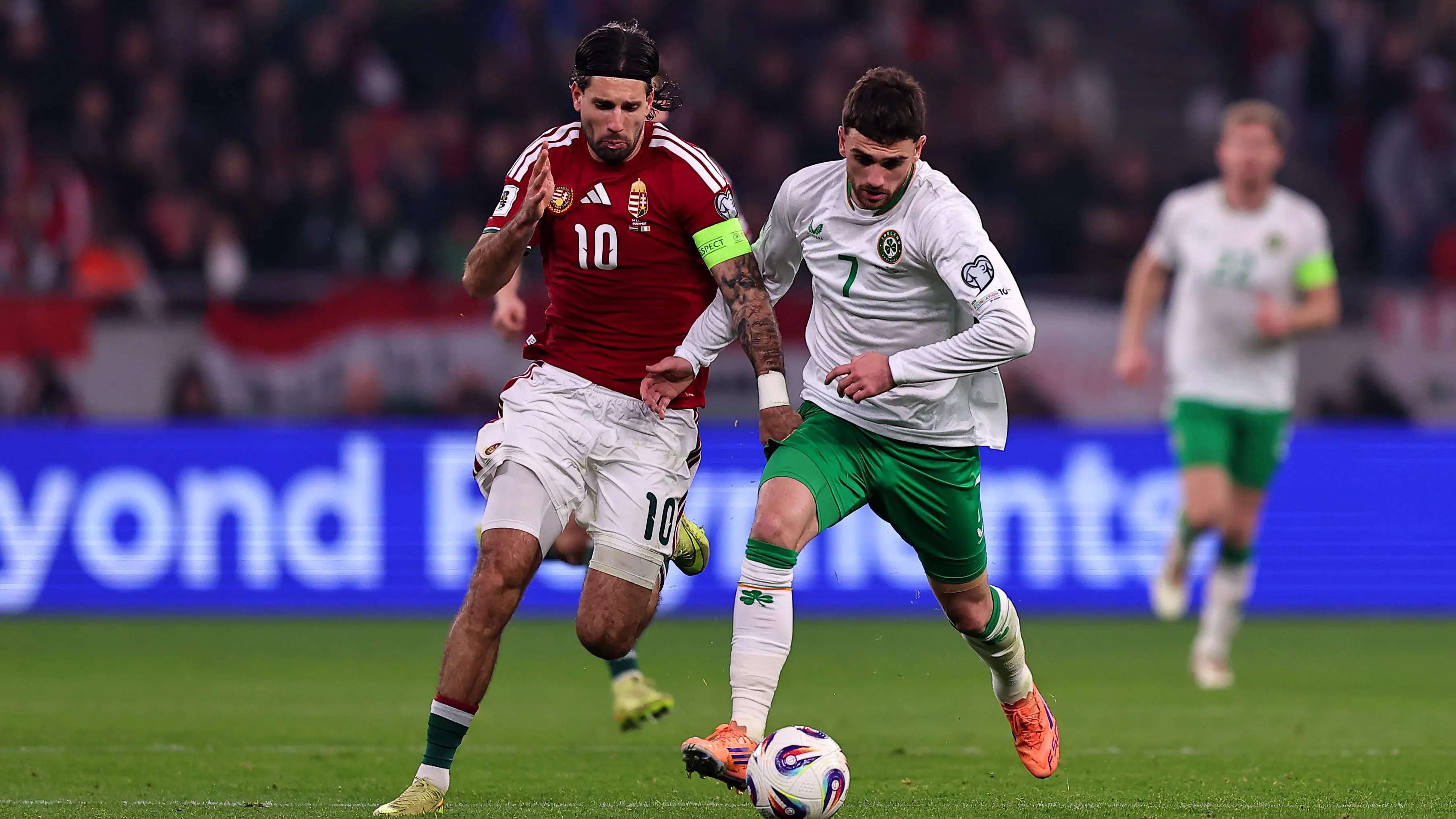 Troy Parrott em jogo da Irlanda contra a Hungria. Foto: David Balogh/Getty Images